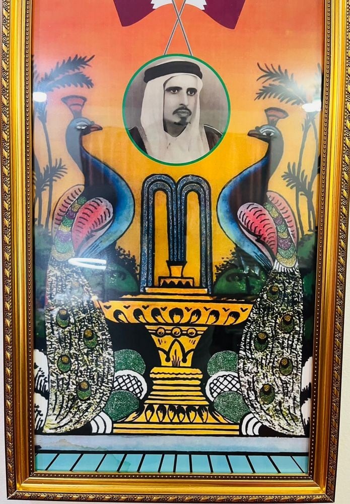 لوحة الطاووس مع صورة الشيخ أحمد بن علي آل ثاني - 2