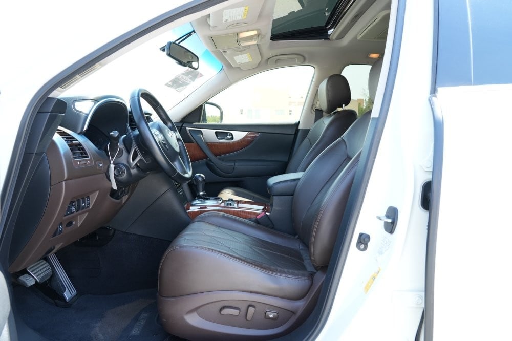Infiniti QX70 SUV Model 2017, C-11154 - 9