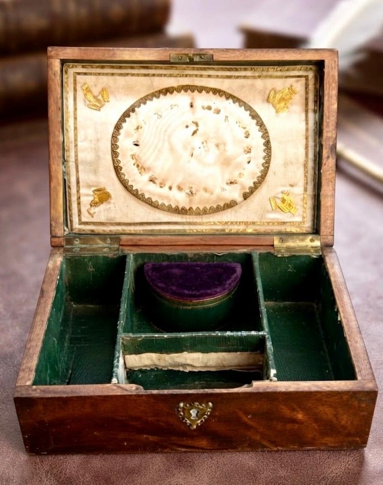 Antique Wooden Jewelry And Souvenir Box - 7