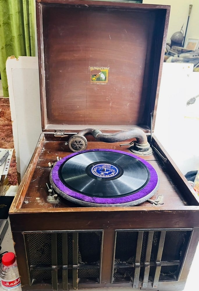 Old HMV Gramophone – His Master's Voice - 4