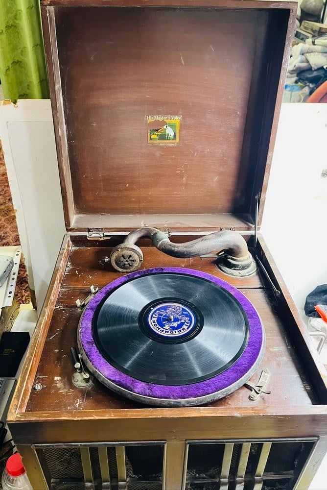 Old HMV Gramophone – His Master's Voice - 1