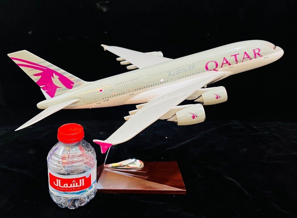 مجسم طائرة إيرباص A380 للخطوط الجوية القطرية - 1
