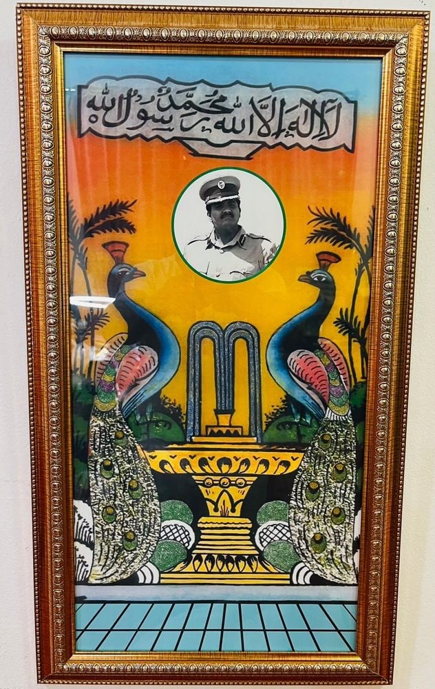 لوحة طاووس فنية مع صورة الشيخ حمد بن خليفة آل ثاني - 1