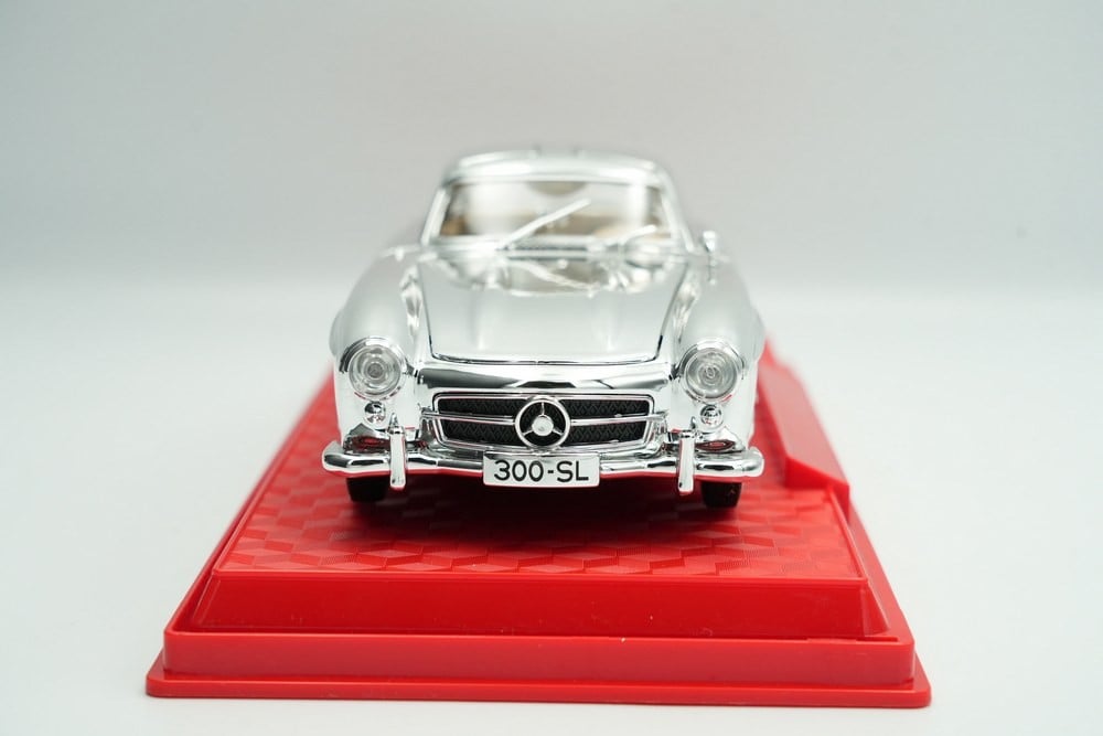 Classic Mercedes Sl300 Car Model In 1:24 Scale, Made Of Alloy With Doors, Hood, And Trunk That Open - 10