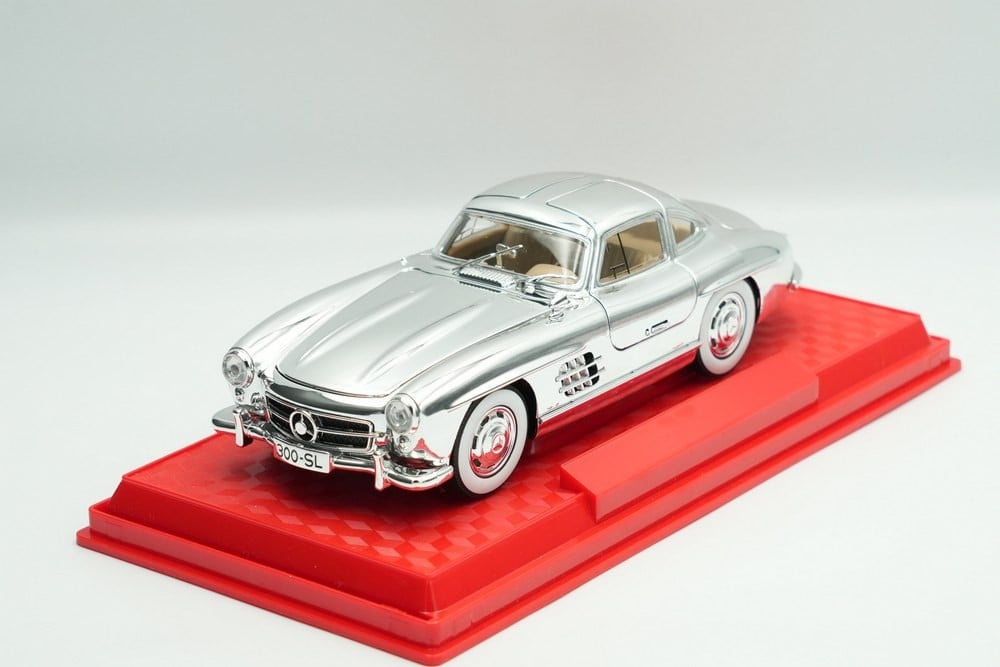 Classic Mercedes Sl300 Car Model In 1:24 Scale, Made Of Alloy With Doors, Hood, And Trunk That Open - 1