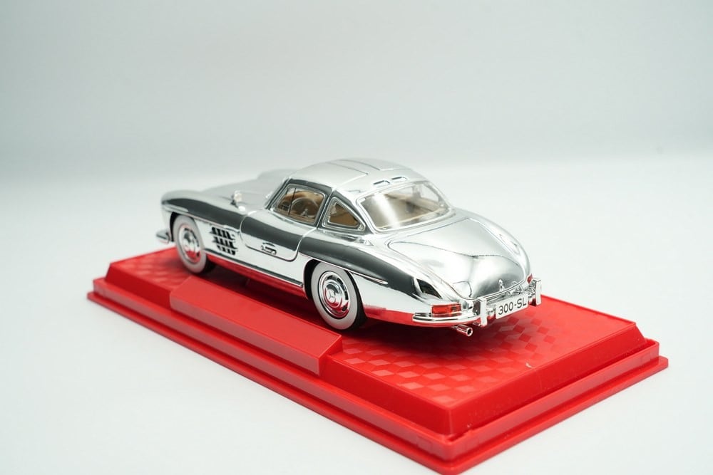 Classic Mercedes Sl300 Car Model In 1:24 Scale, Made Of Alloy With Doors, Hood, And Trunk That Open - 8