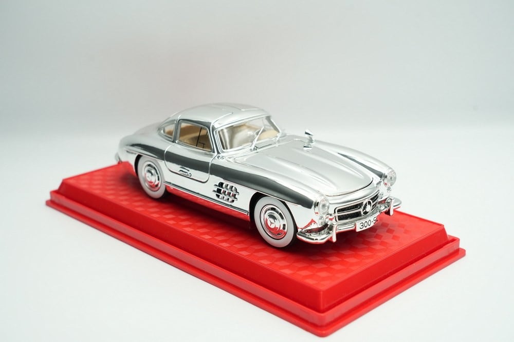 Classic Mercedes Sl300 Car Model In 1:24 Scale, Made Of Alloy With Doors, Hood, And Trunk That Open - 7