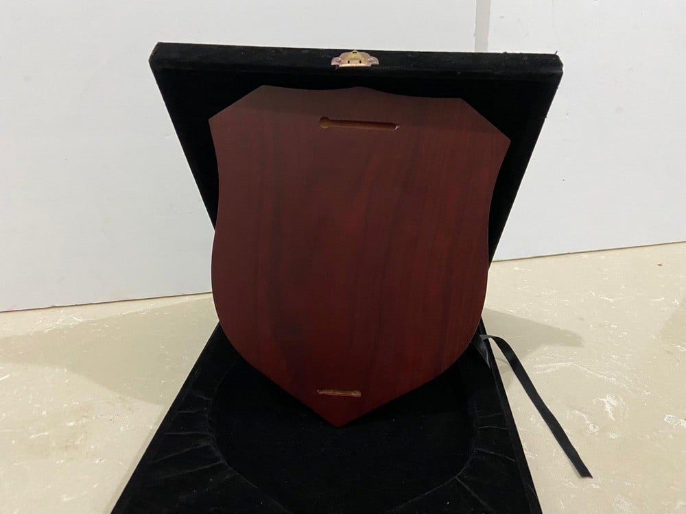 A Luxurious Wooden Commemorative Shield Presented By The Trabzon Chamber Of Commerce And Industry (Trabzon Ticaret Ve Sanayi Odası) - 4