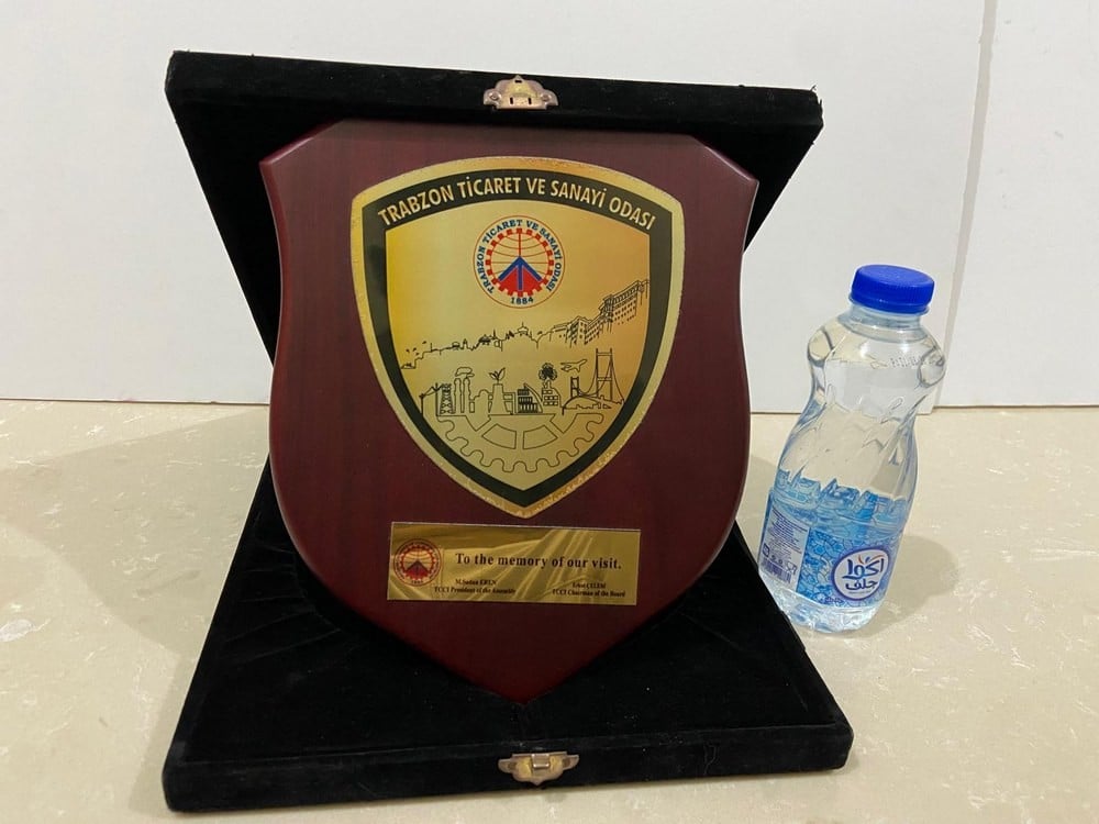 A Luxurious Wooden Commemorative Shield Presented By The Trabzon Chamber Of Commerce And Industry (Trabzon Ticaret Ve Sanayi Odası) - 3