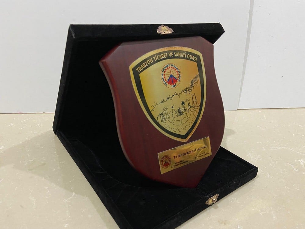 A Luxurious Wooden Commemorative Shield Presented By The Trabzon Chamber Of Commerce And Industry (Trabzon Ticaret Ve Sanayi Odası) - 1