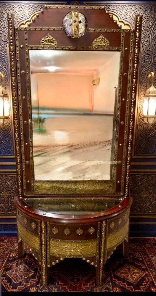 An Authentic Oriental-Style Arabesque Console - 6