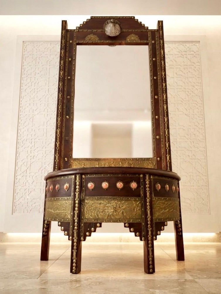 An Authentic Oriental-Style Arabesque Console - 5
