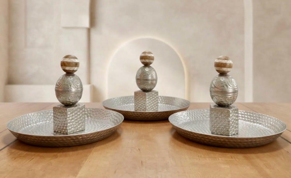 A Unique Set Of Three Hand-Engraved Metal Trays - 8
