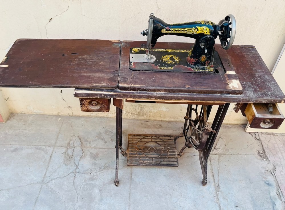 Vintage Singer Treadle Sewing Machine with Original Table - 6