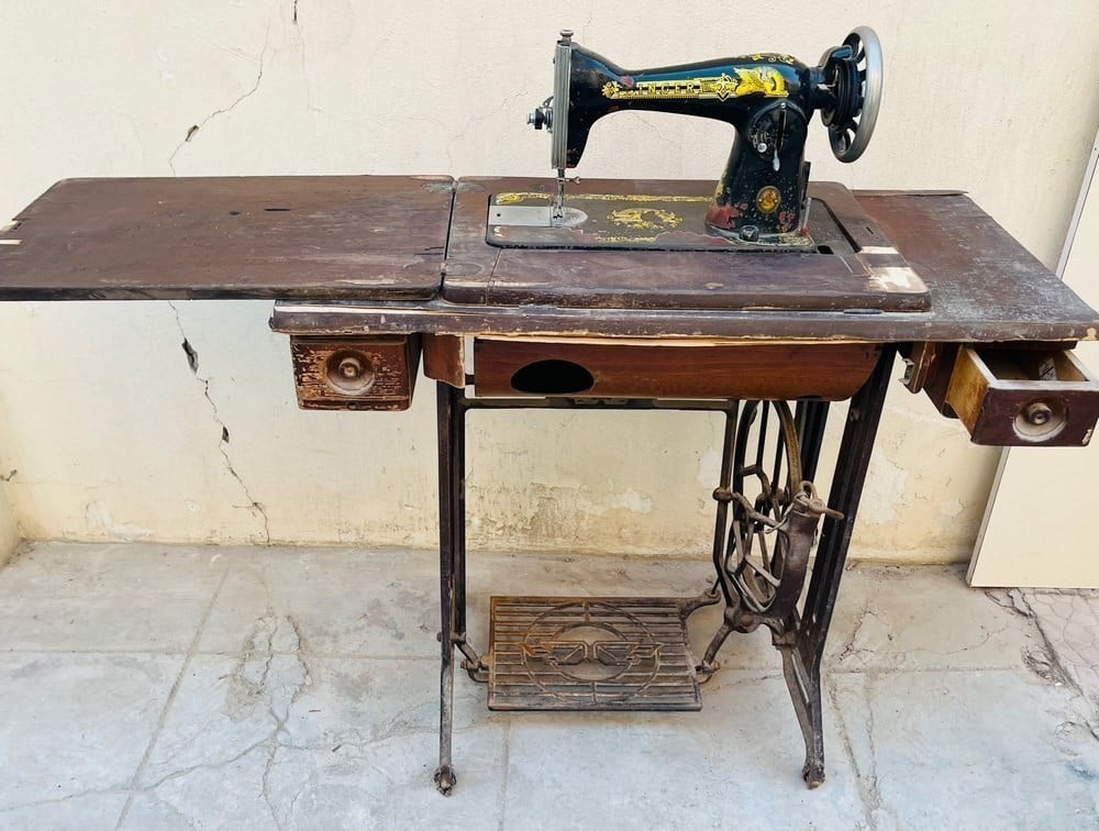 Vintage Singer Treadle Sewing Machine with Original Table - 1