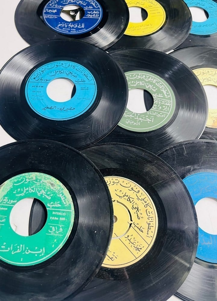 مجموعة 20 أسطوانة بلاستيكية عربية قديمة - 4