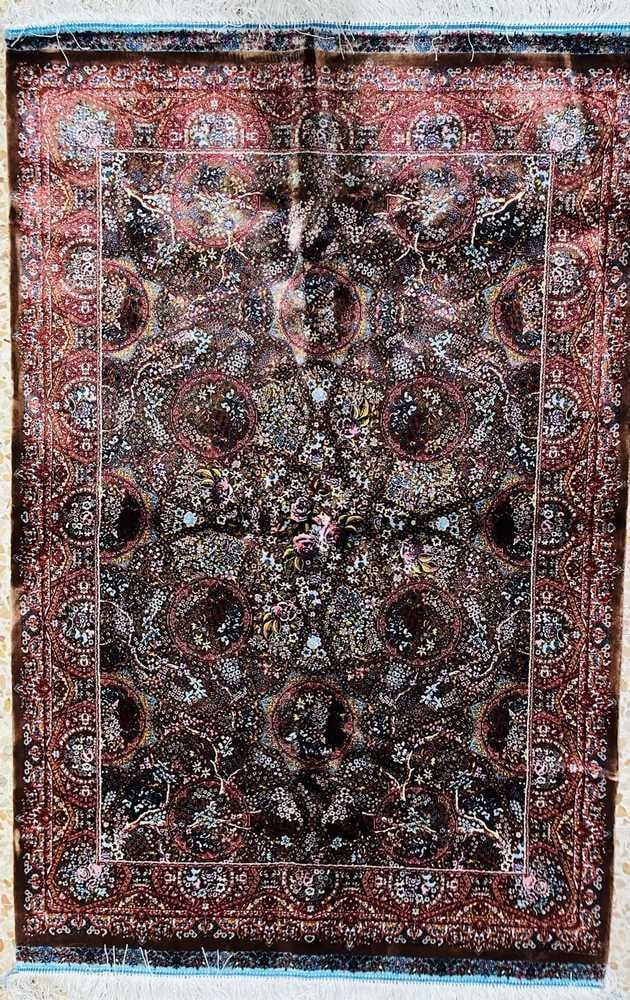 Luxury Silk-Style Rug with Classic Motifs - 1