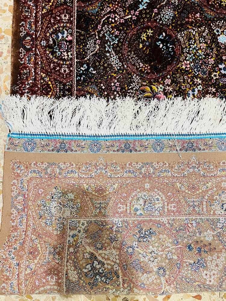 Luxury Silk-Style Rug with Classic Motifs - 4