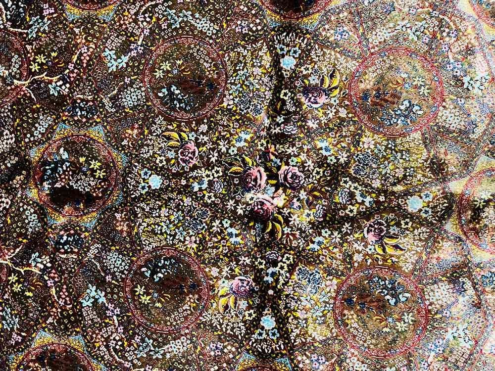 Luxury Silk-Style Rug with Classic Motifs - 2