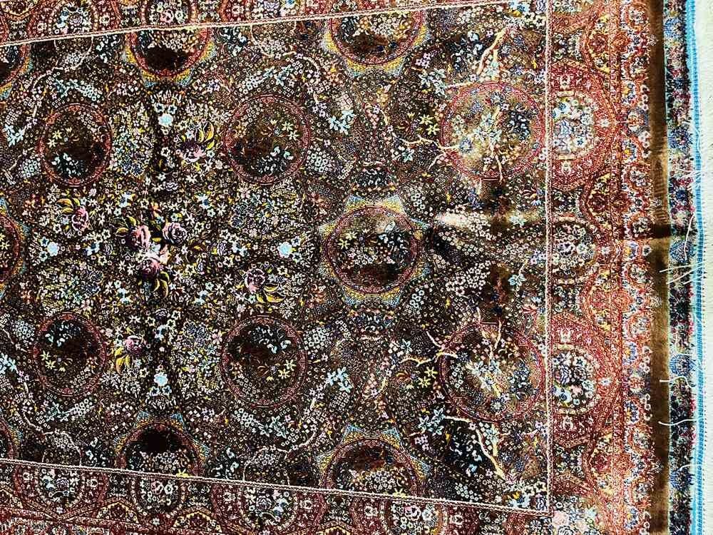 Luxury Silk-Style Rug with Classic Motifs - 3