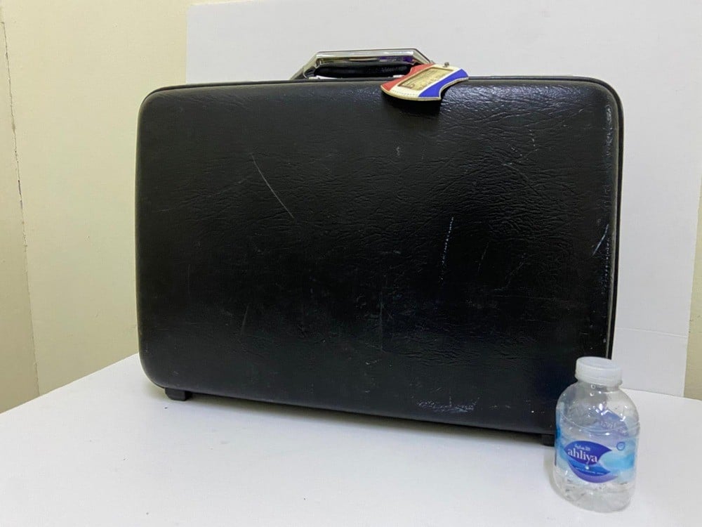 A small vintage hard-shell suitcase from American Tourister - 2