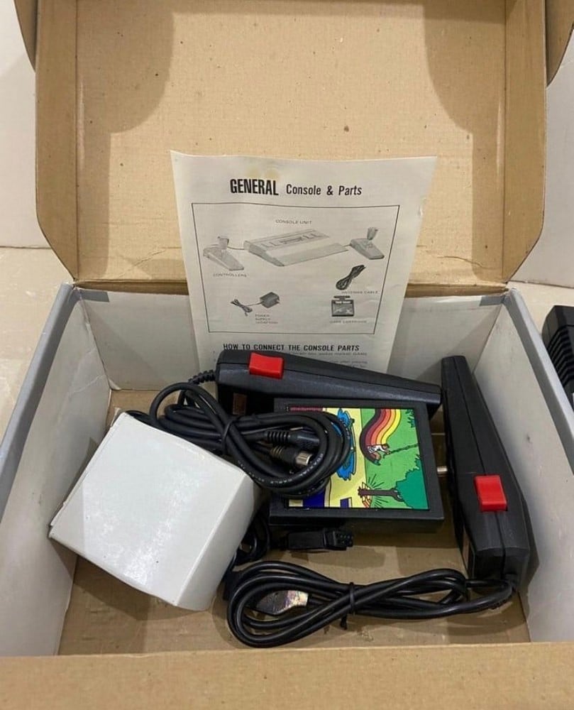 Old Atari console stored/with original box - 3
