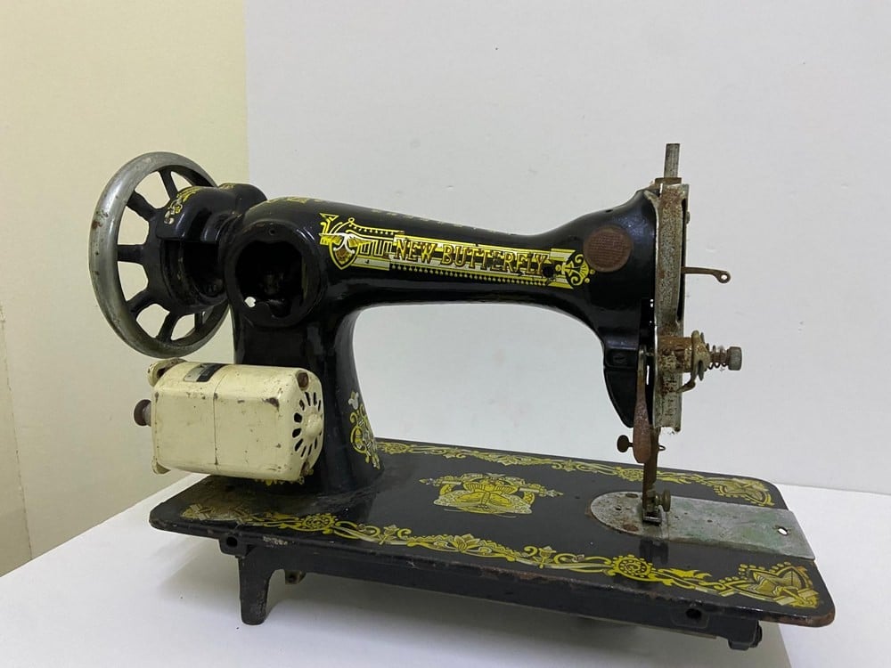 An old black sewing machine decorated with golden patterns - 3