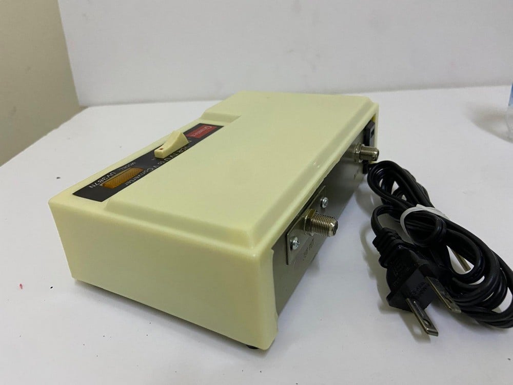 Old TV and channel converter (UHF to VHF TV/VCR Converter) by Giantex, model UV387, with its original box. - 4