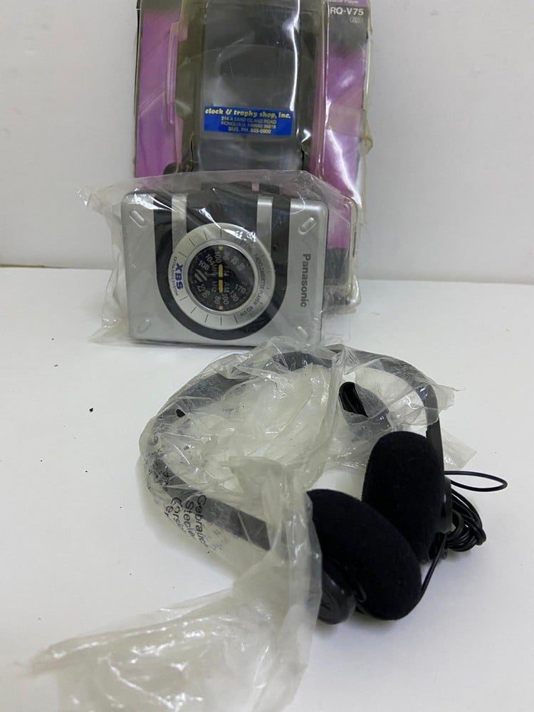 Old portable cassette and radio player stored in its original cardboard from Panasonic - 3