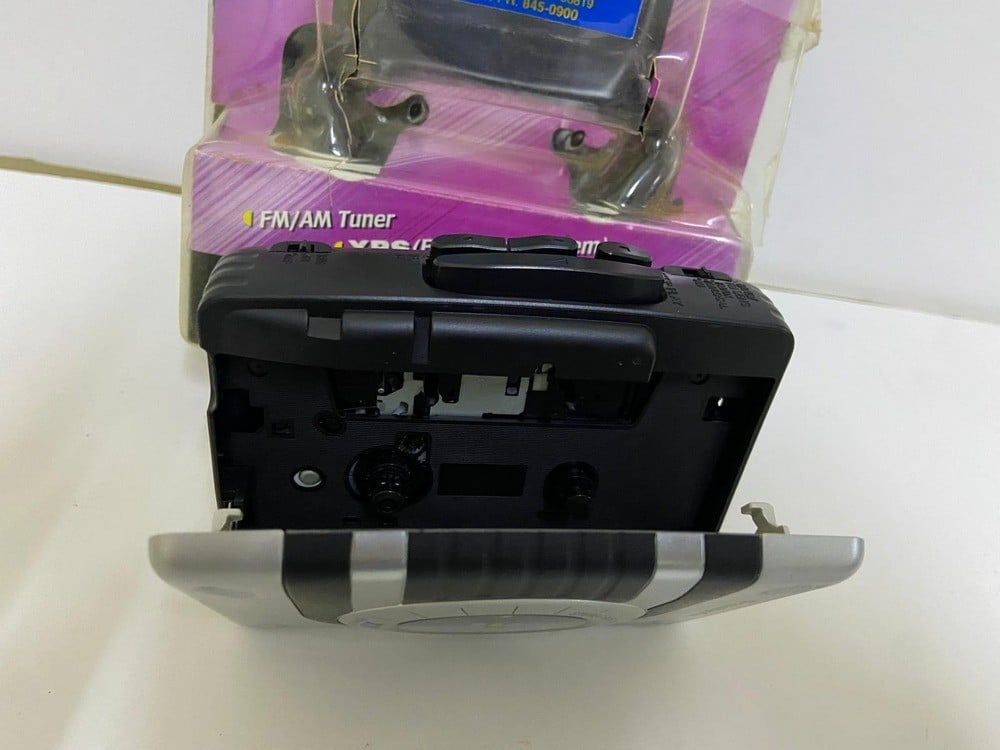 Old portable cassette and radio player stored in its original cardboard from Panasonic - 6