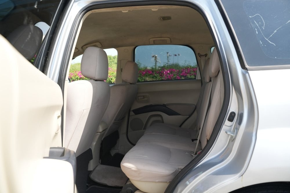 ميتسوبيشي أوتلندر موديل 2009، Y-15900 - 9
