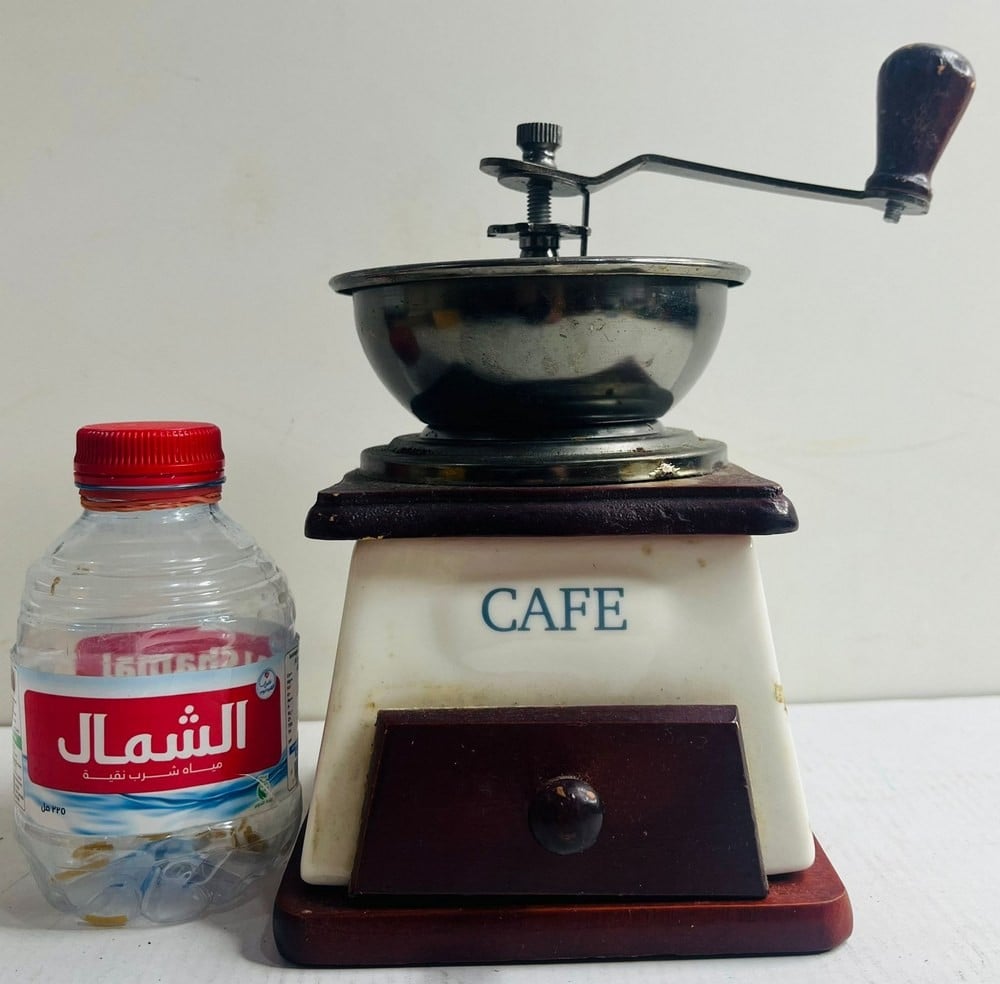 مطحنة قهوة يدوية كلاسيكية قديمة بقاعدة خشبية - 3