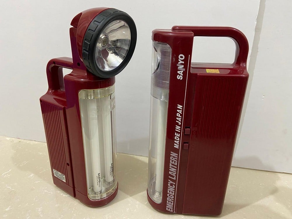 2 Old Sanyo Flashlights In Storage, 2 Old Sanyo Flashlights In Storage - 5