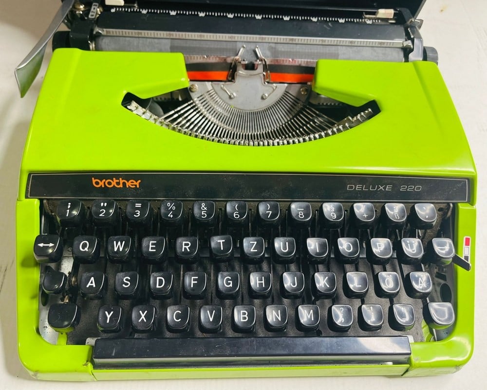 آلة كاتبة قديمة Brother Deluxe 220 - 4