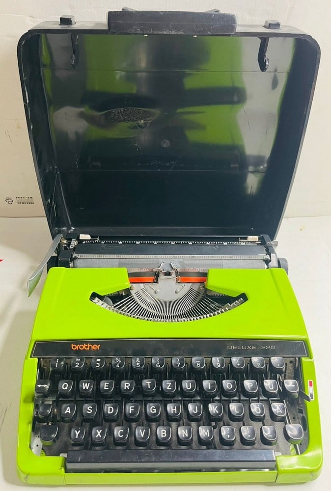 آلة كاتبة قديمة Brother Deluxe 220 - 1