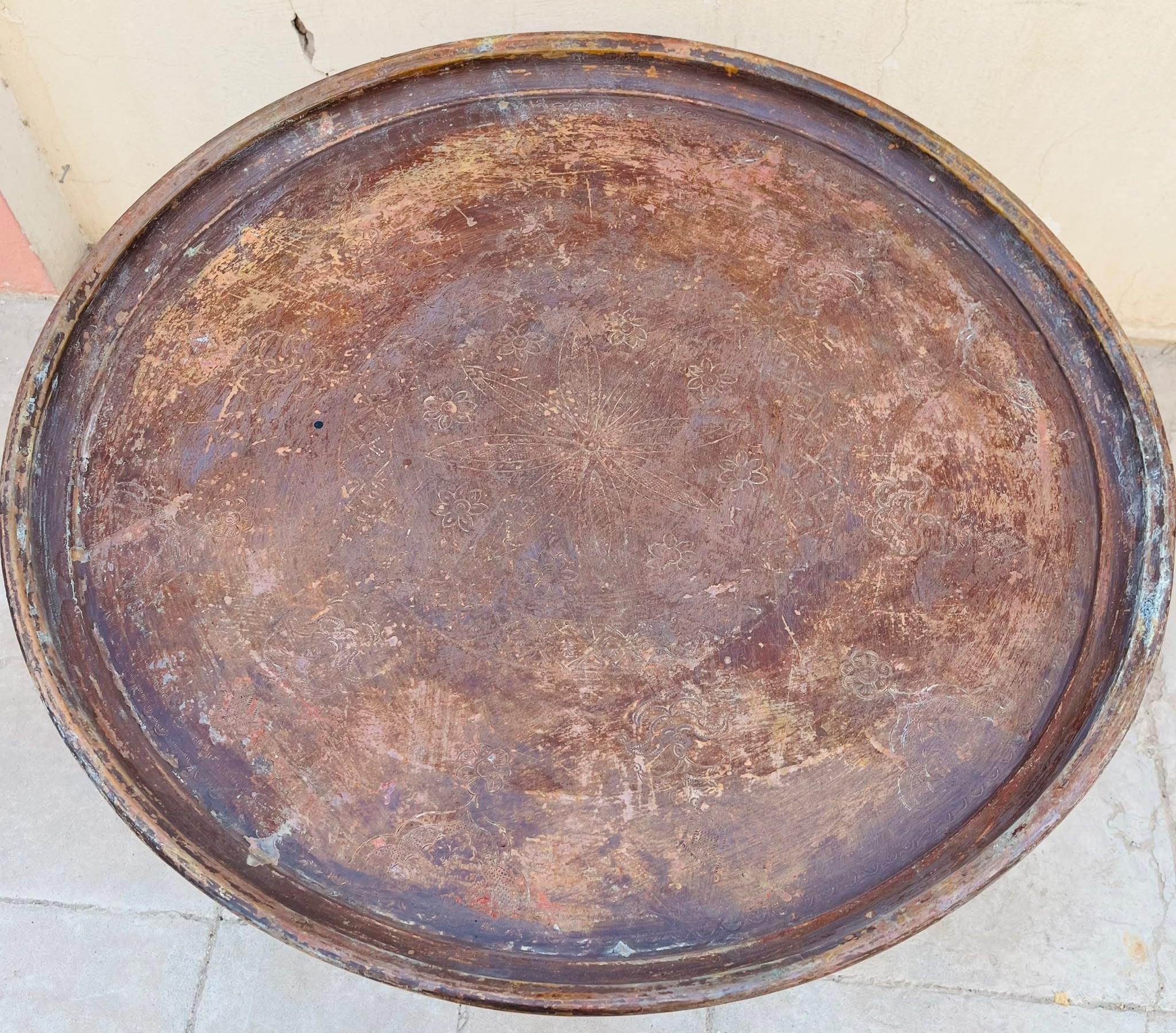 طبق نحاسي تراثي مع طاولة أرابيسك خشبية - 2