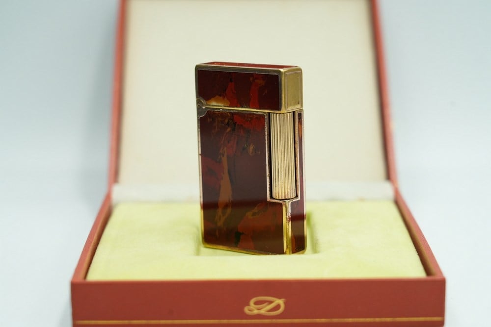 ولاعة غاز فاخرة مطلية بالذهب ومزينة بطلاء اللّاك الصيني الطبيعي (Chinese Lacquer / Laque de Chine) - 1