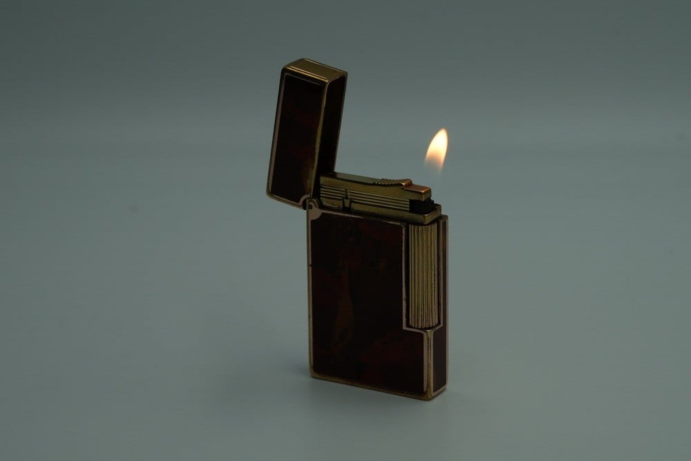 ولاعة غاز فاخرة مطلية بالذهب ومزينة بطلاء اللّاك الصيني الطبيعي (Chinese Lacquer / Laque de Chine) - 8