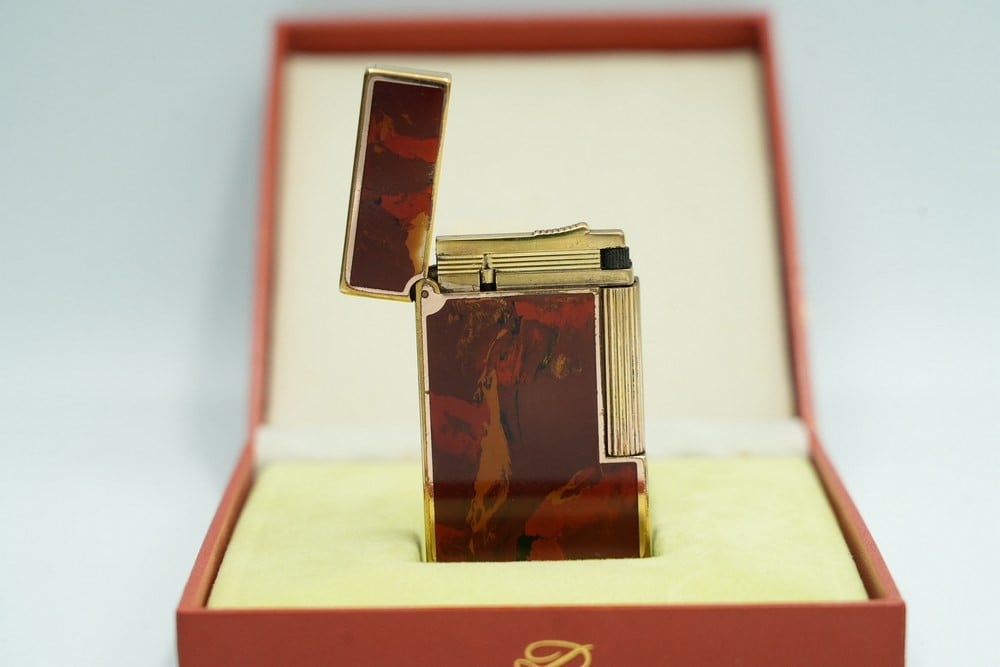 ولاعة غاز فاخرة مطلية بالذهب ومزينة بطلاء اللّاك الصيني الطبيعي (Chinese Lacquer / Laque de Chine) - 5