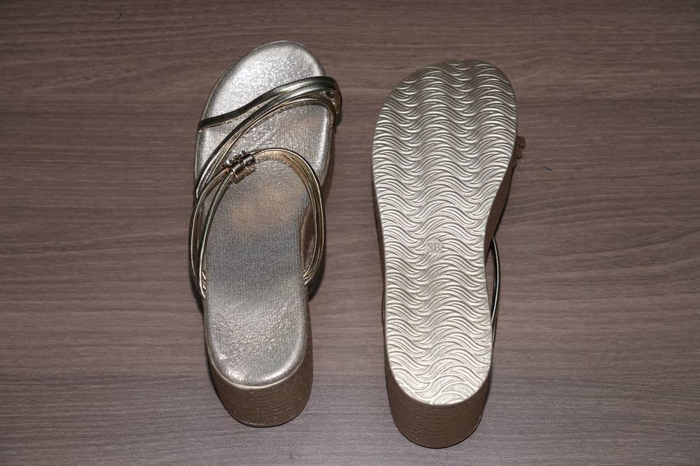 صندل نسائي ذهبي بكعب منصة – مقاس 39-40 - 6