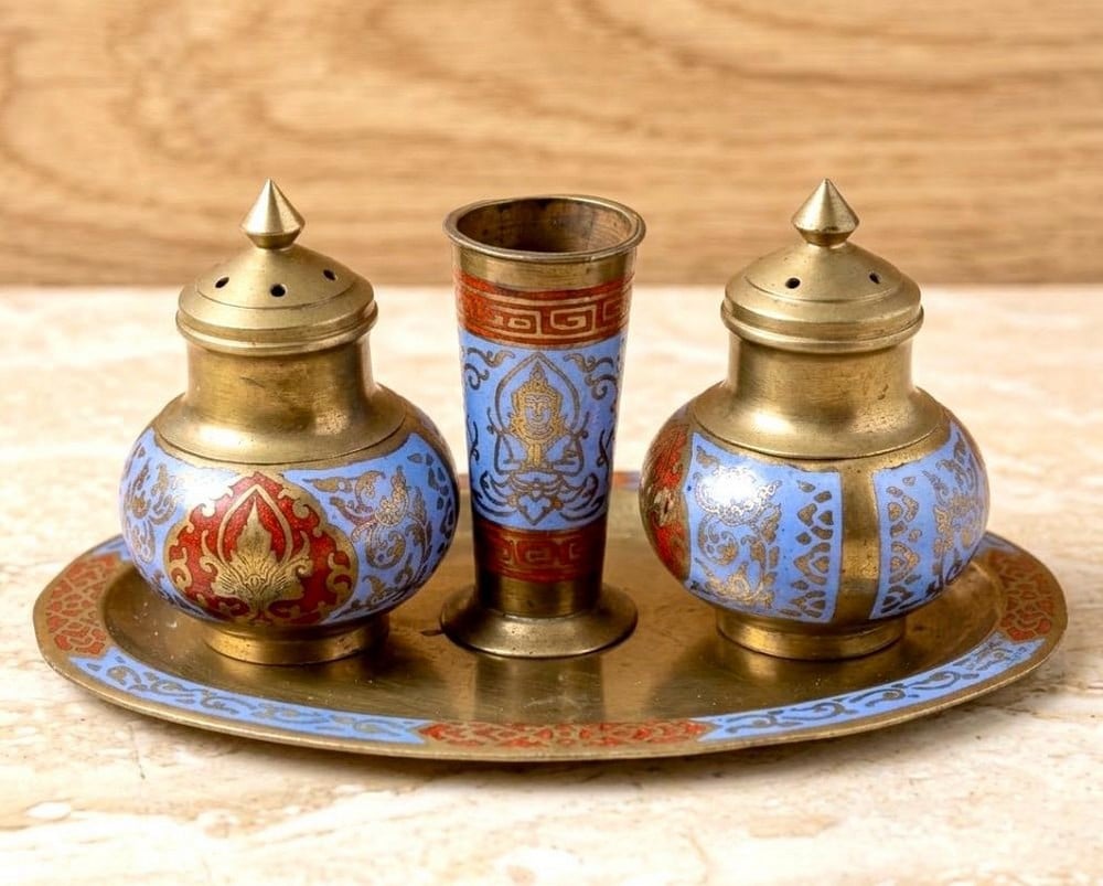 صينية نحاسية أنيقة تضم ملاّحات وكوباً مركزياً - 1