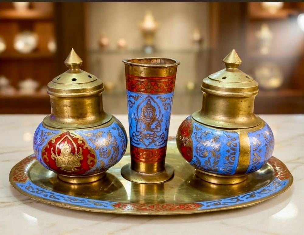 صينية نحاسية أنيقة تضم ملاّحات وكوباً مركزياً - 4