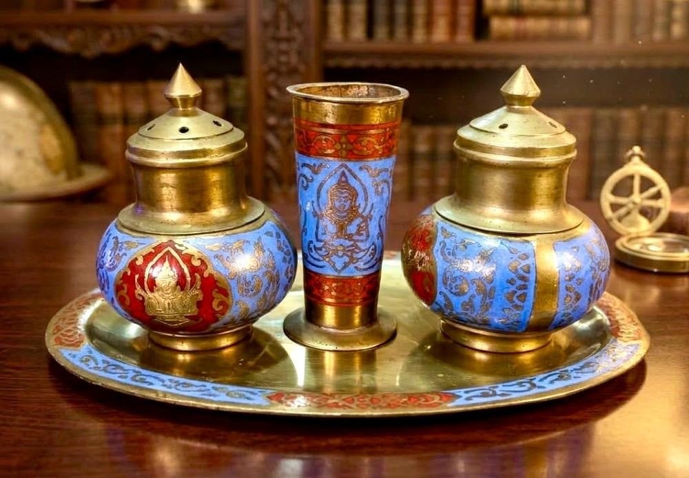 صينية نحاسية أنيقة تضم ملاّحات وكوباً مركزياً - 3