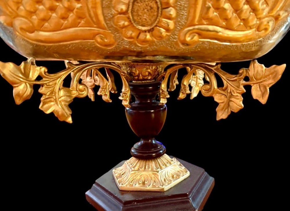 Luxurious Antique Display Vessel with a Unique Classic Design - 6