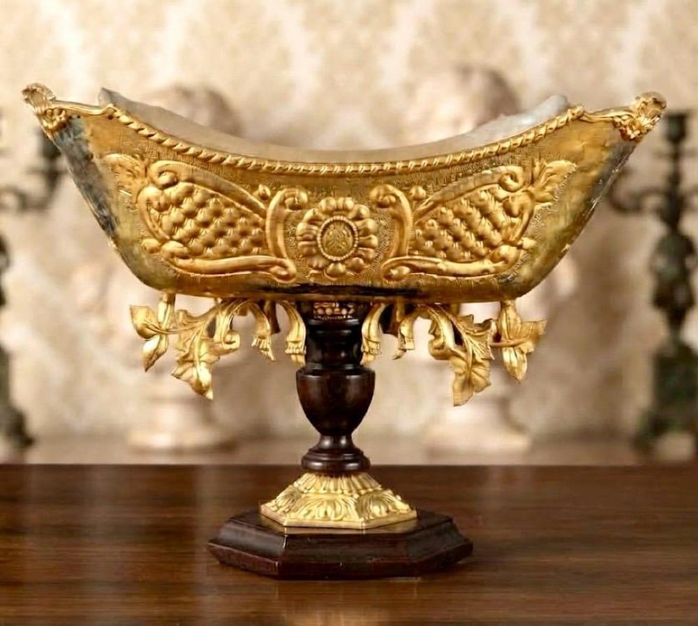 Luxurious Antique Display Vessel with a Unique Classic Design - 2