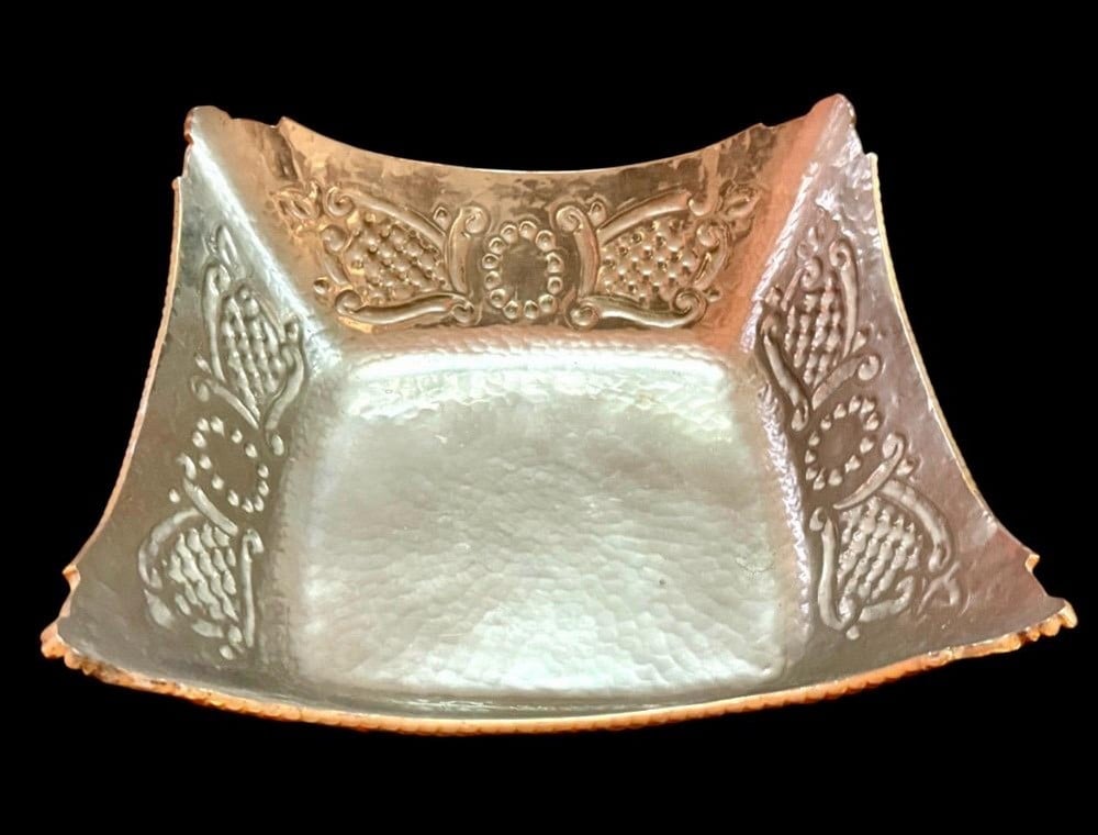 Luxurious Antique Display Vessel with a Unique Classic Design - 7