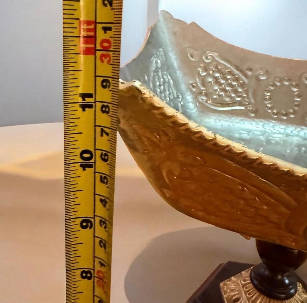 Luxurious Antique Display Vessel with a Unique Classic Design - 8
