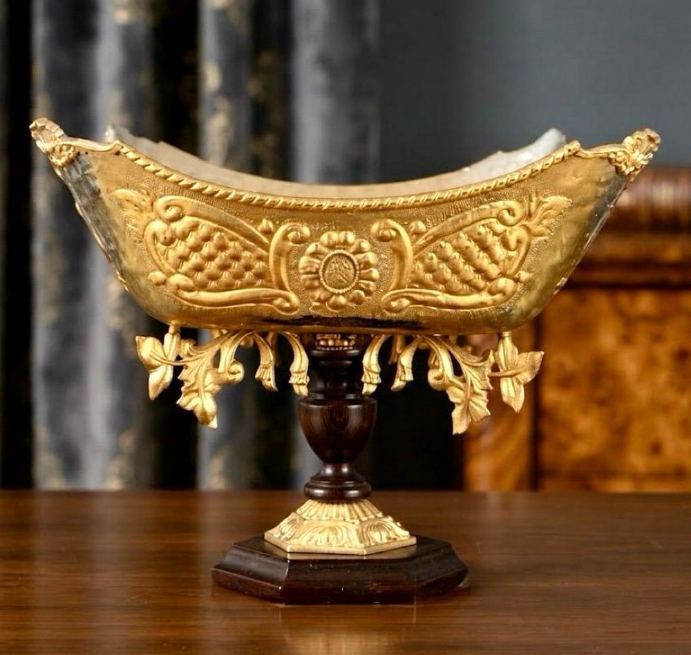 Luxurious Antique Display Vessel with a Unique Classic Design - 1