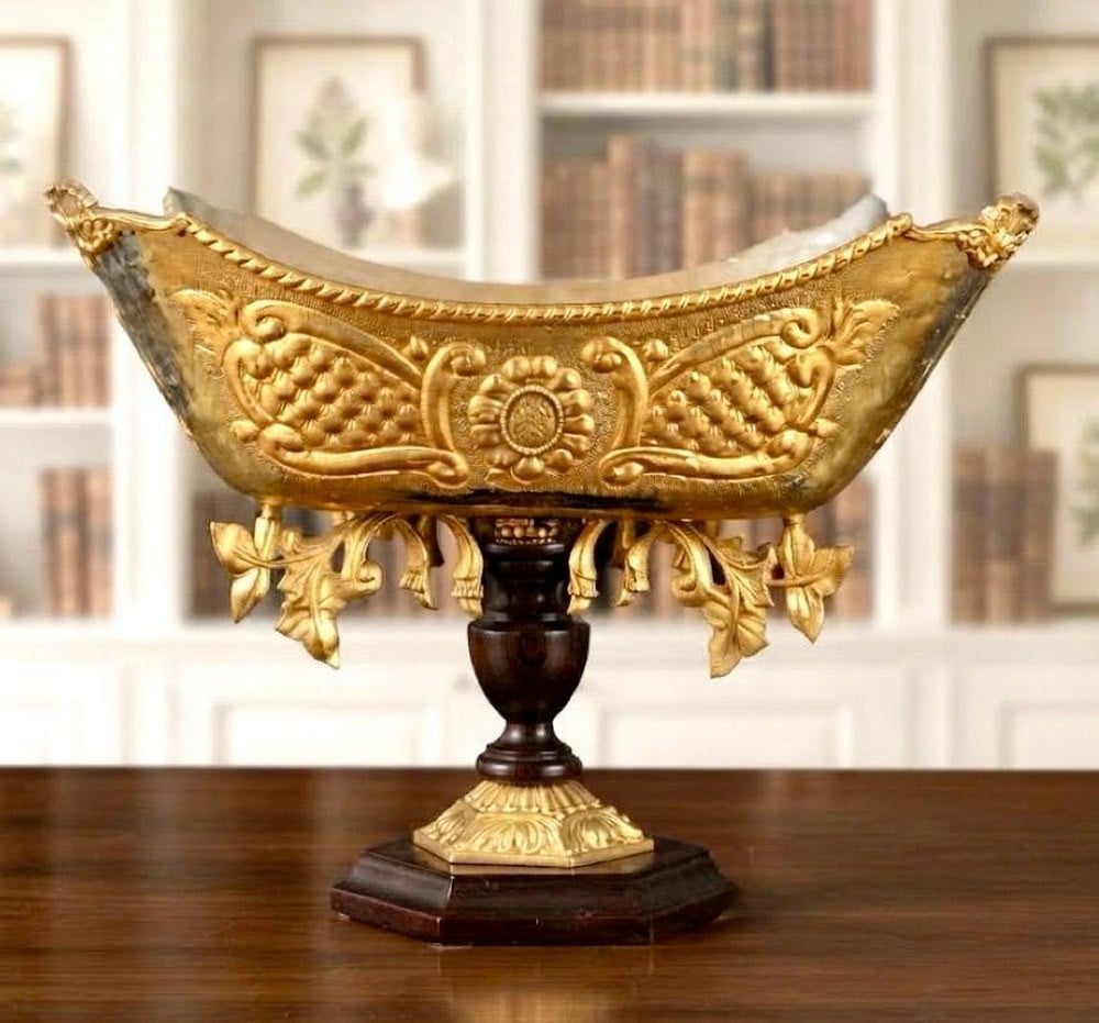 Luxurious Antique Display Vessel with a Unique Classic Design - 4