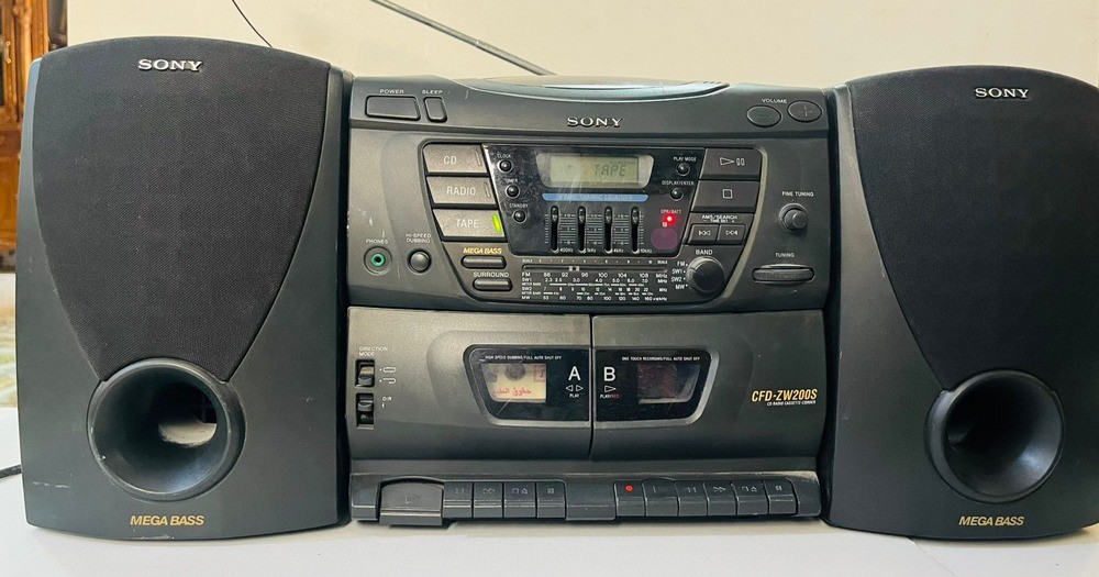 مسجلة سوني قديمة دبل كاسيت مع راديو ومشغل CD - 1